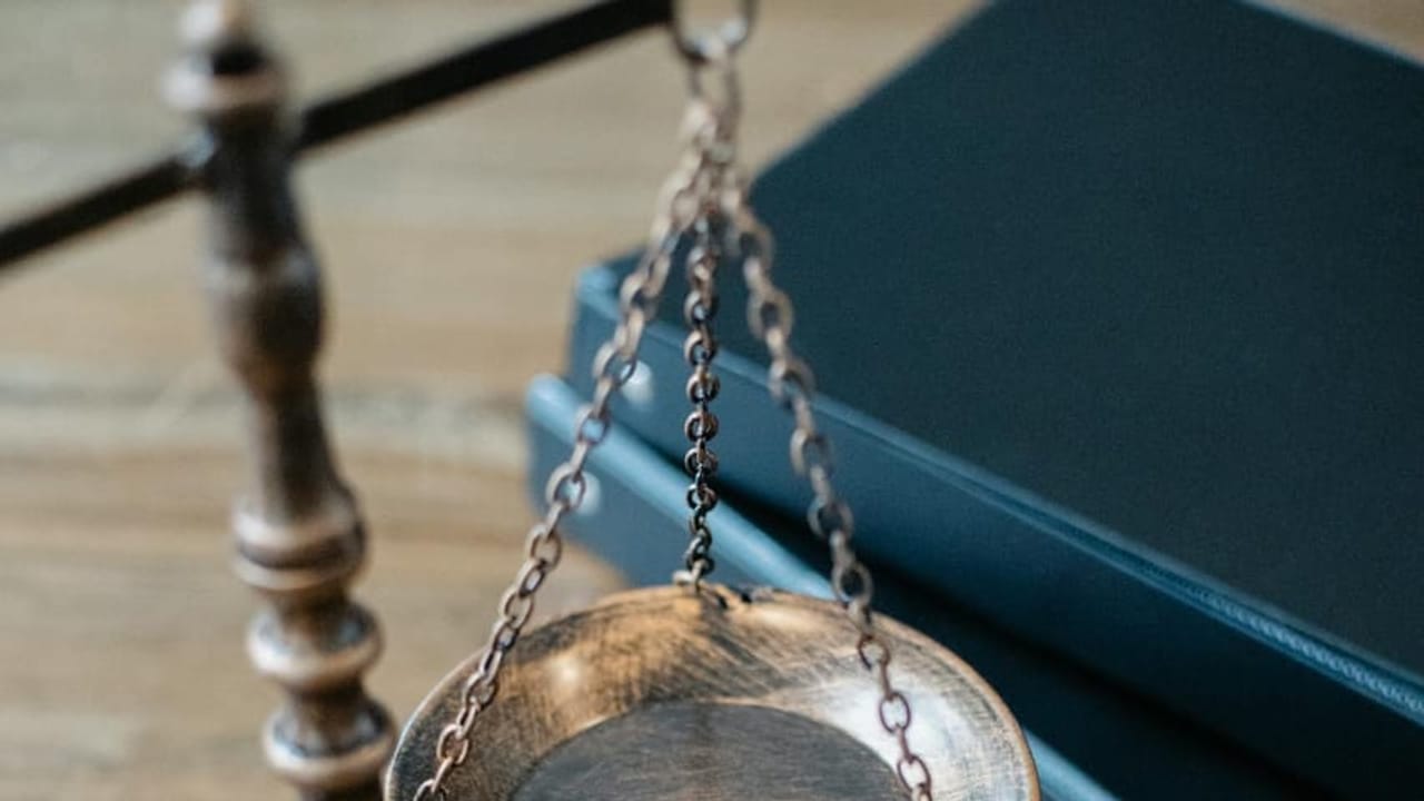 Adliye binası ve adalet sütunları