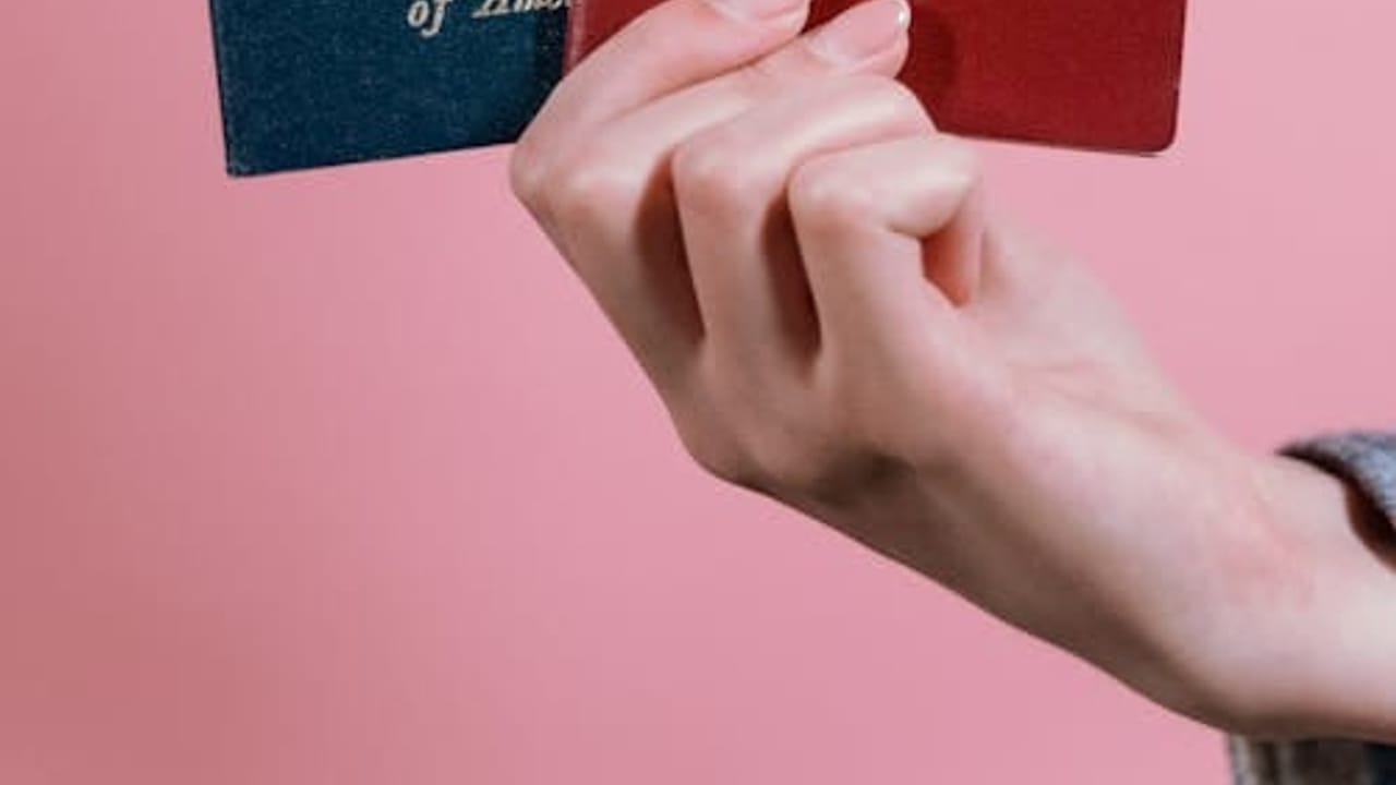 Elinde farklı ülkelere ait pasaportlar tutan kişi